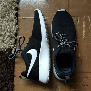 Black and white Roshe Runs