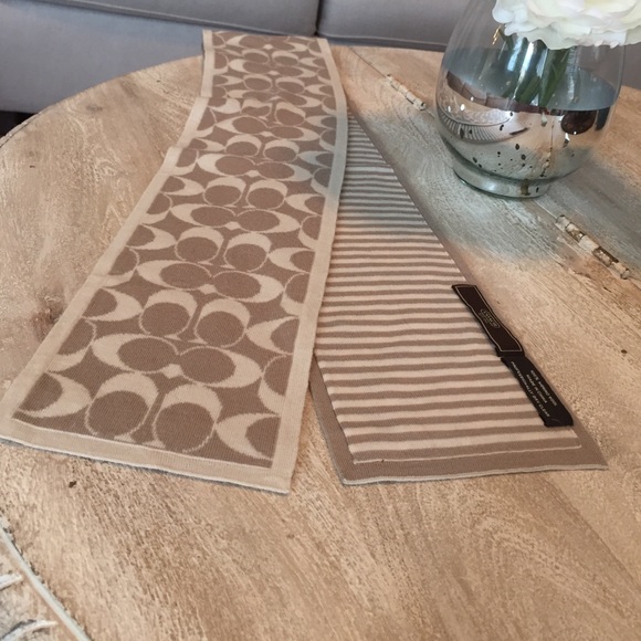 Authentic reversible Coach Scarf - Picture 2 of 3