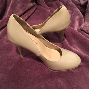 Nude or tan heels very nice worn once