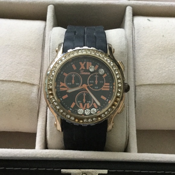 Fashion plastic watch with gold hardware. - Picture 1 of 4