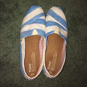 Women's 7 blue and white striped Toms.