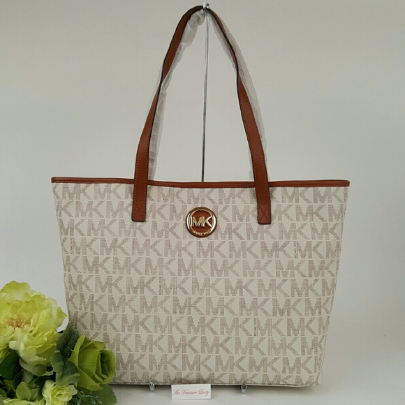 Michael Kors Handbags - Michael Kors Jet Set Travel Tote vanilla bag MK LG