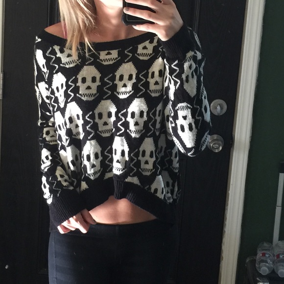 Skull Sweater - Picture 3 of 4