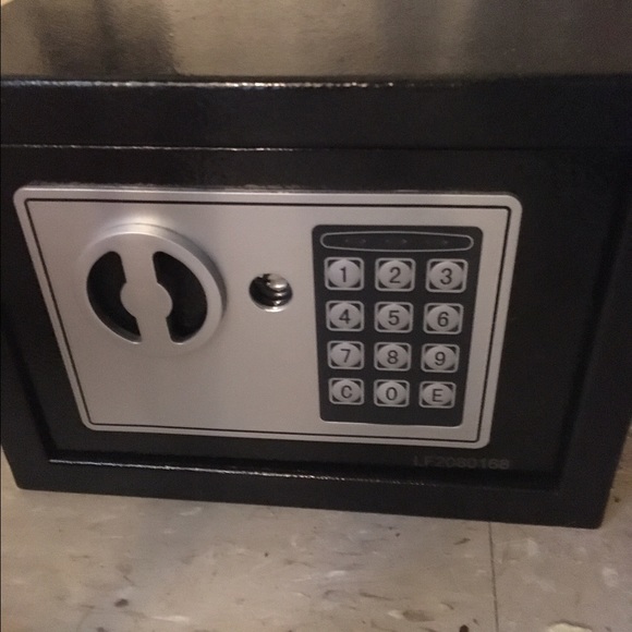 Safe - Picture 1 of 1