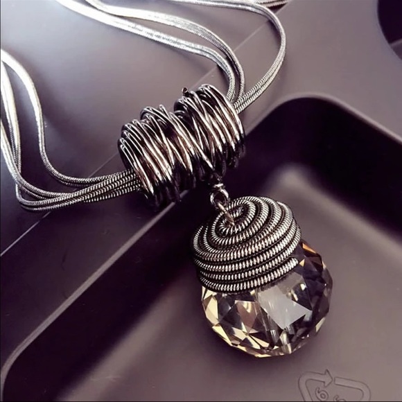 Jewelry - Beautiful Crystal Necklace🎉LAST ONE 🎉