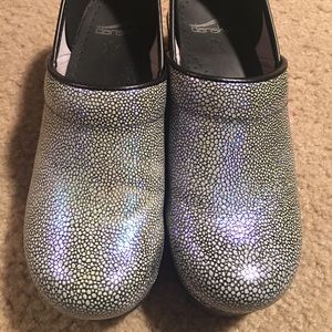 Iridescent danskos