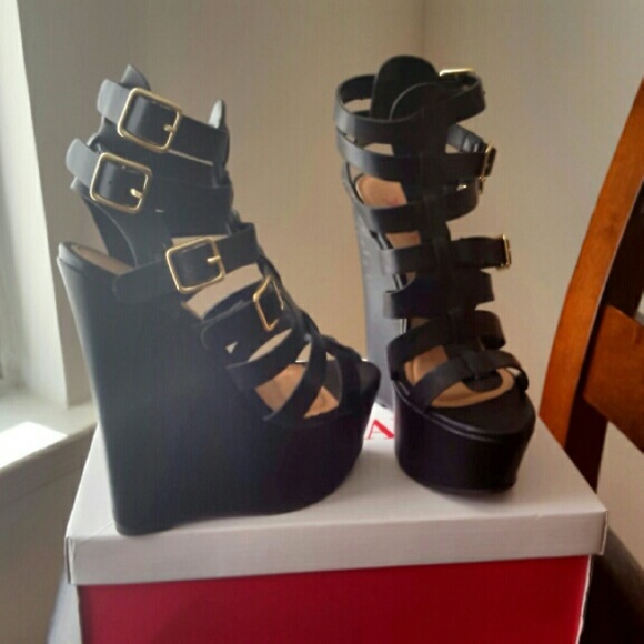 *NEW* Black platform sandals
