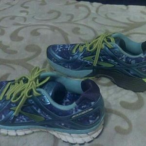 BROOKS RUNNING SHOE SIZE 8