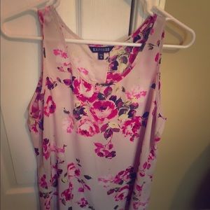 Sleeveless floral express shirt with V-back