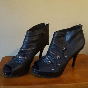 Simply Vera Vera Wang peep toed booties. Size 7