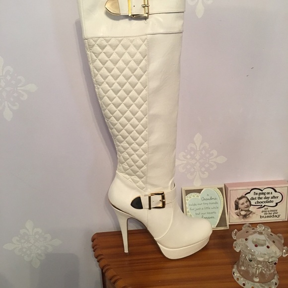 Boots NWOT comes with box. Price is firm