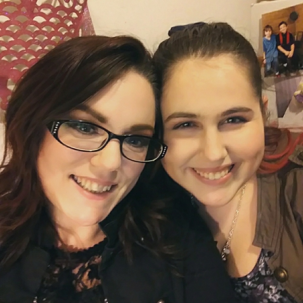 Meet your Poshers, Rebecka & Chloe