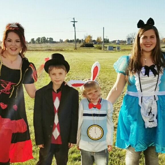 Meet your Poshers, Rebecka & Chloe - Picture 2 of 3