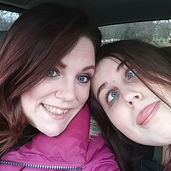 Meet your Poshers, Rebecka & Chloe - Picture 3 of 3