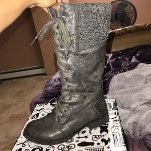 ❌SOLD❌Gray lace up boots