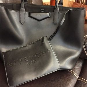 Givenchy  Antigona
