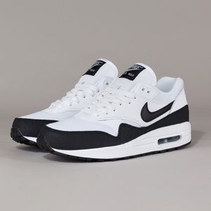 Brand New! Women's Nike Air Max Essentials