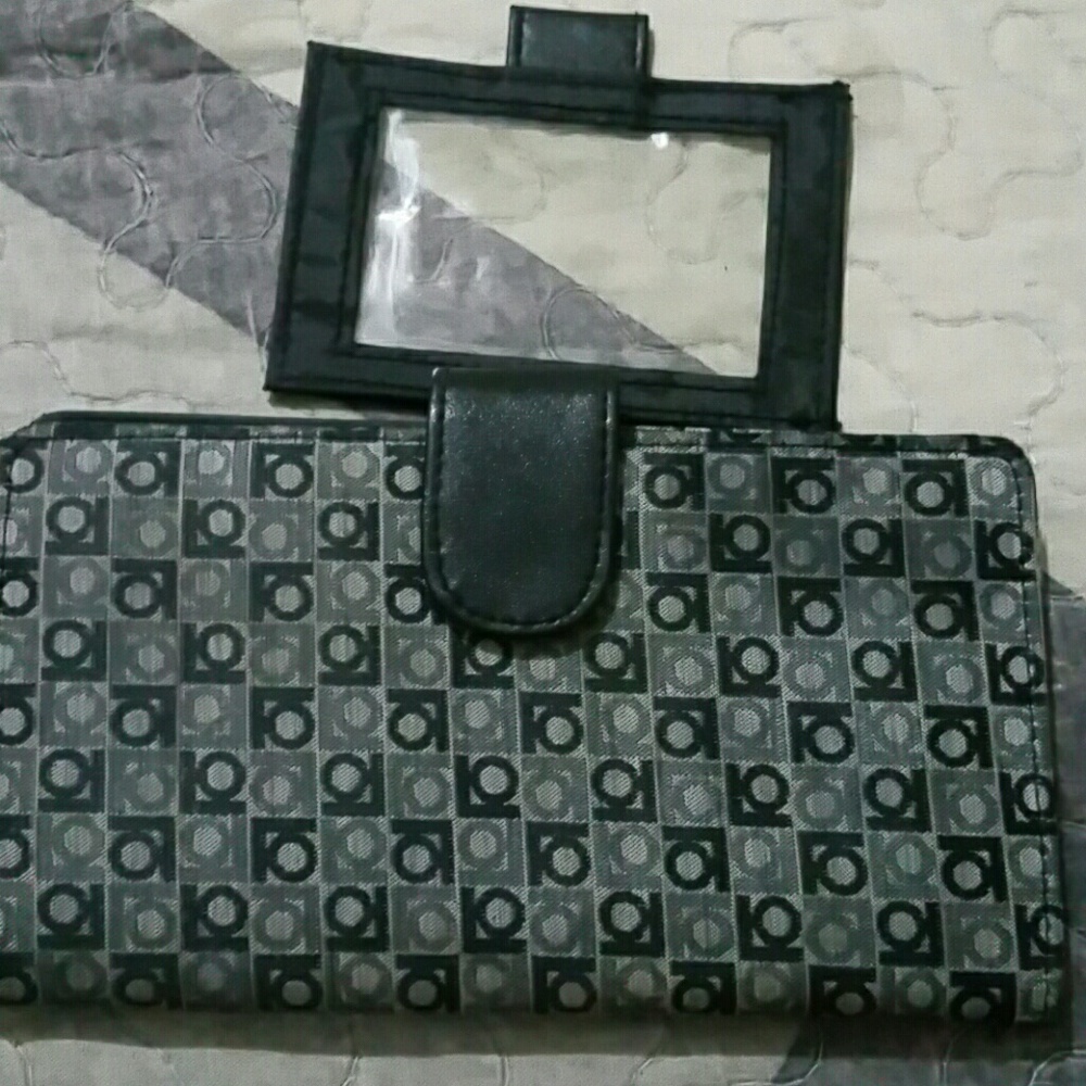 3/&10 Sale Wallet liz Claiborne