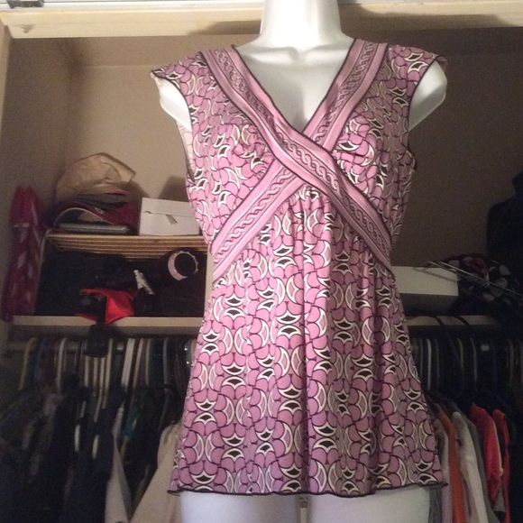 Sleeveless crossover top🌻Very flattering on!