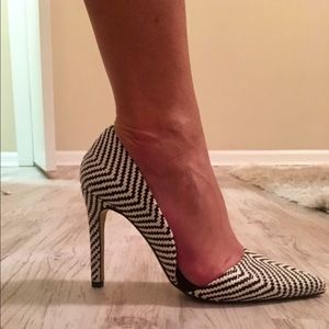 Black and white woven textured pump