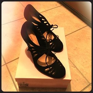 Crown Vintage Bruges pump in Black