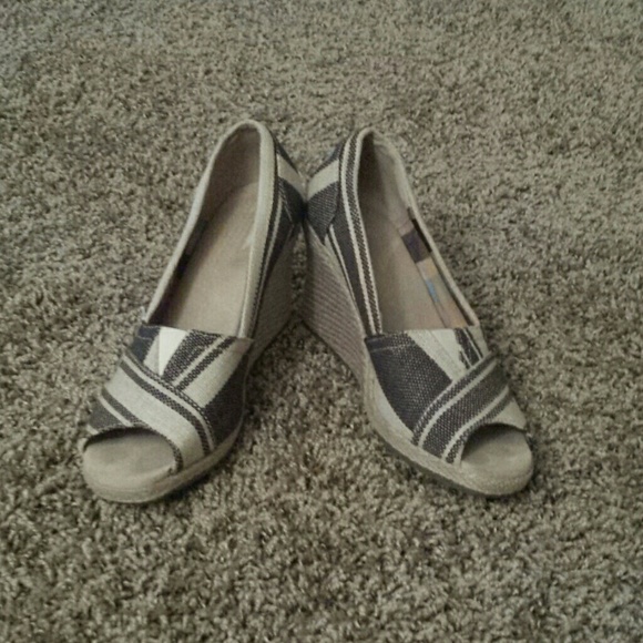 TOMS wedges