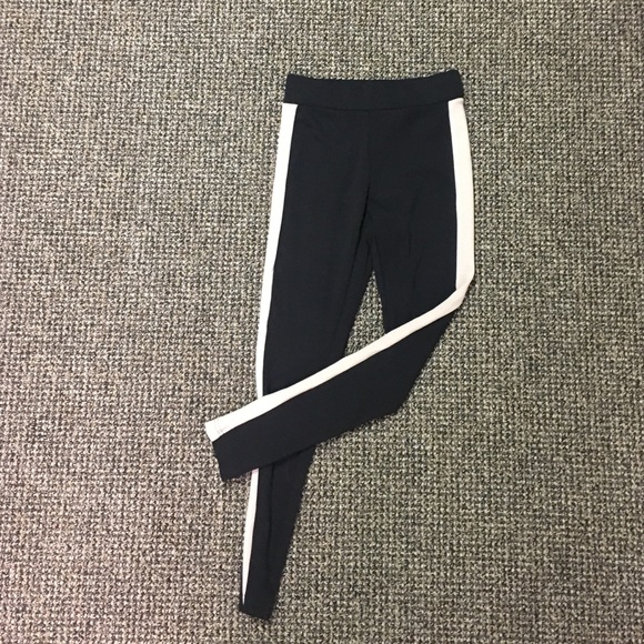 Black legging with light cream strip