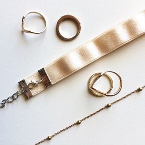 Champagne choker