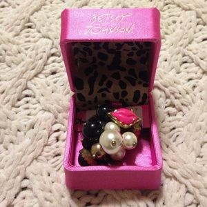 Betsey Johnson Lips and pearls ring