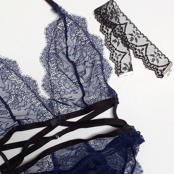 Black lace choker