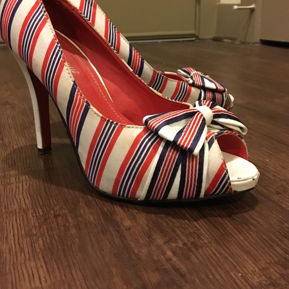 🇺🇸Red, white & blue pumps! 👠