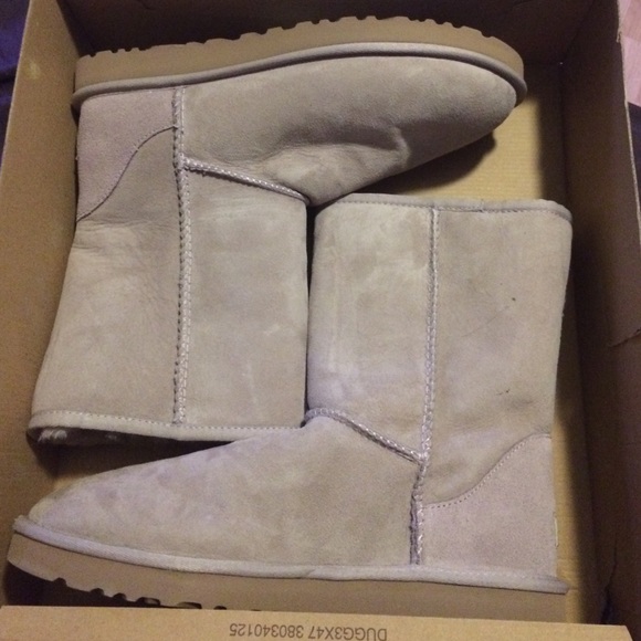 ❗️Sand colored uggs. Never worn‼️