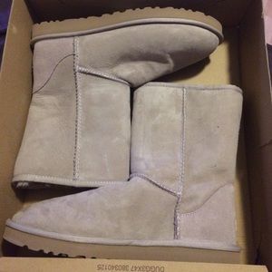 ❗️Sand colored uggs. Never worn‼️