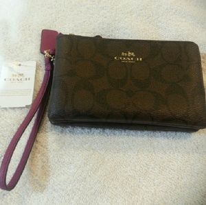 New with tags Coach Wristlet Brown / Fuchsia
