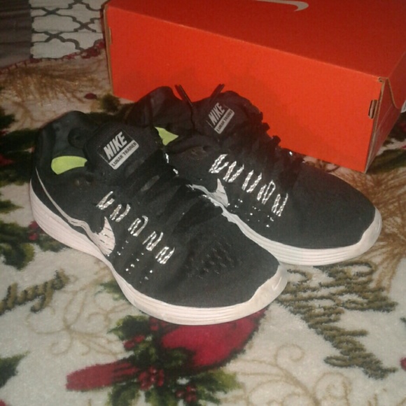WMNS NIKE LUNARTEMPO size 7.5