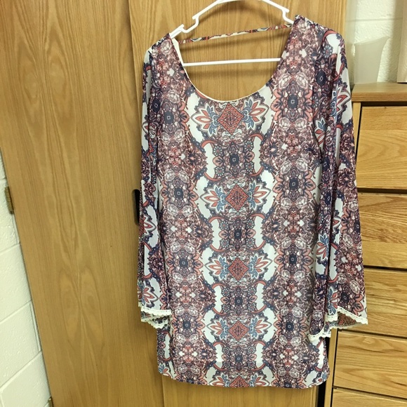 Patterned dress with lace cuffs
