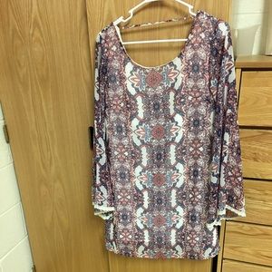 Patterned dress with lace cuffs