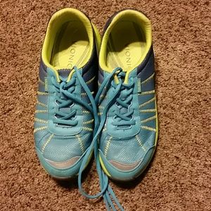 Vionic orthaheel tennis shoes