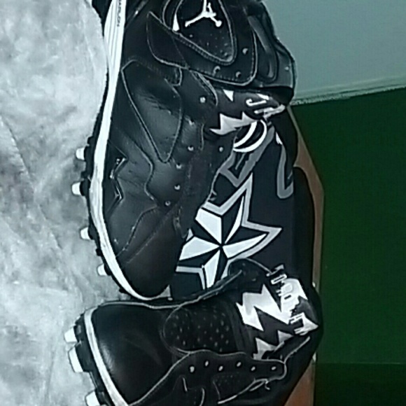 Jordan Retro Football Cleats - Picture 1 of 4