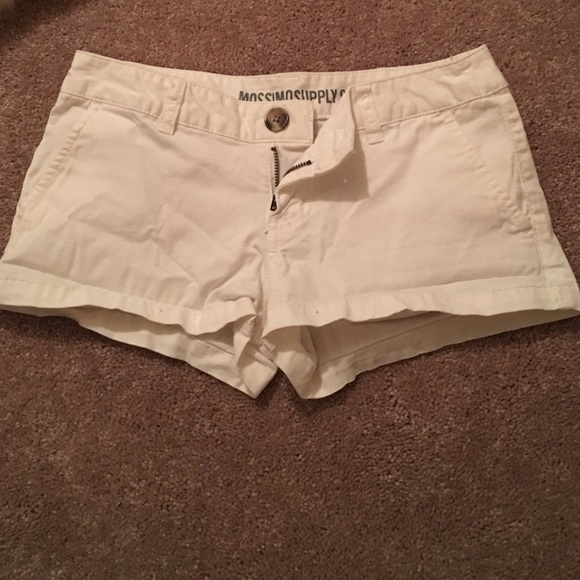 White short shorts👣