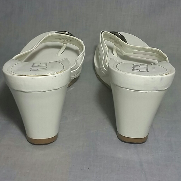 BC BG Paris sandals White 9.5 B T-strap Slides - Picture 3 of 4
