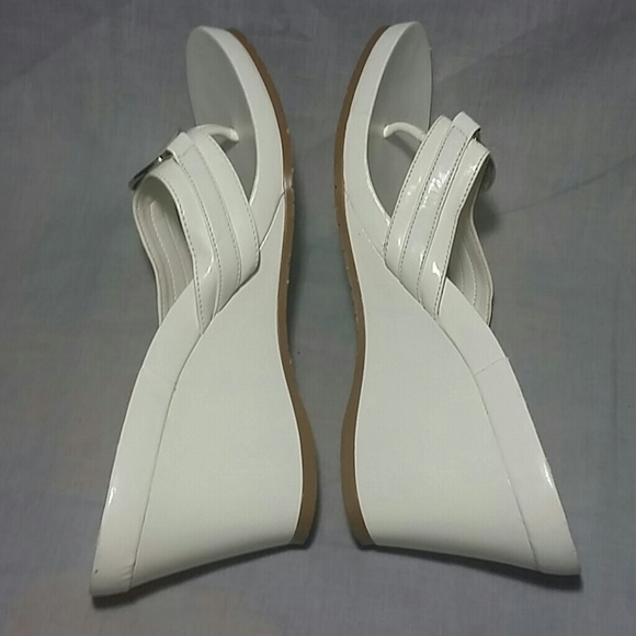 BC BG Paris sandals White 9.5 B T-strap Slides - Picture 4 of 4
