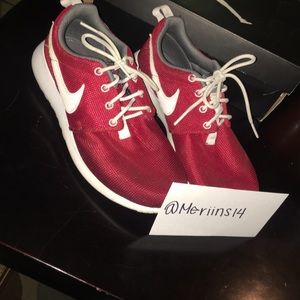 Red Nike roshe