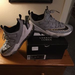 Lebron XIII Low size 11