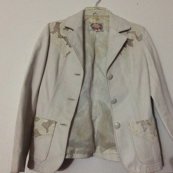 B2G1 ✅ White Faux leather jacket cutouts - XS/S