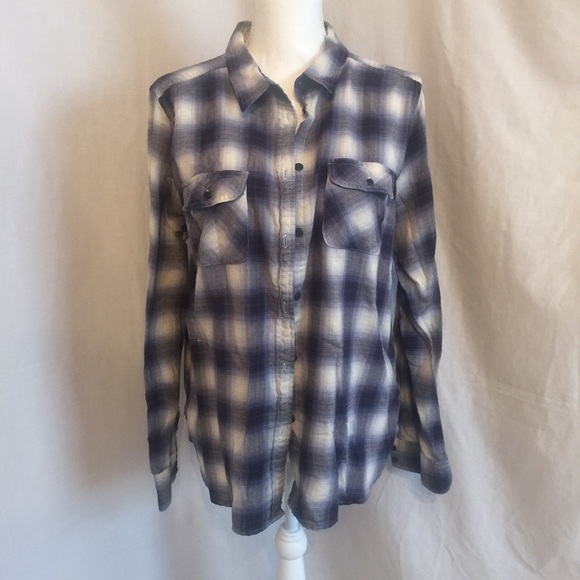 American Eagle Outfitters Tops - AEO plaid flannel navy white pink button up