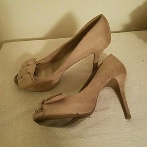 Peep toe pumps