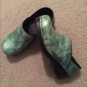 Green marble Sanita clogs, size 37.