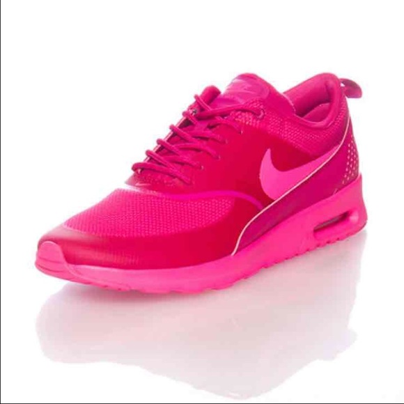 Nike Shoes - EUC Nike Thea sneakers