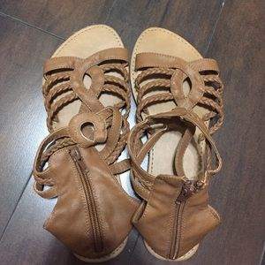 Tan strappy sandals size 7